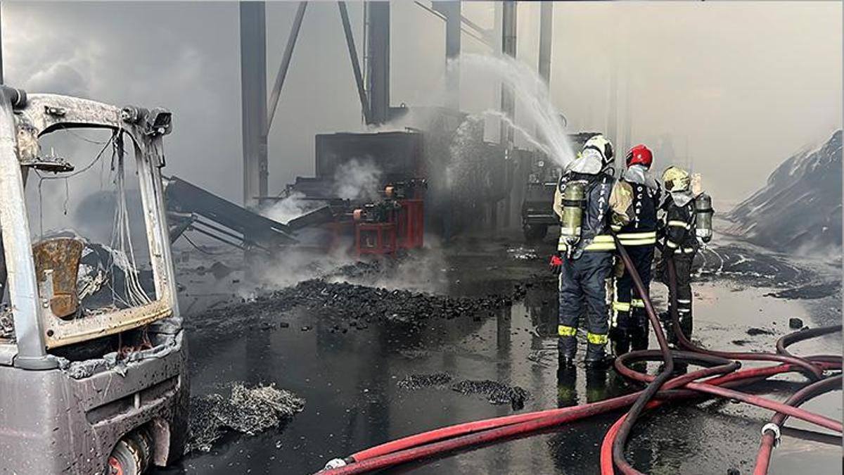 Dilovası'nda bir fabrikada çıkan yangın 4 saatlik çalışmanın ardından söndürüldü
