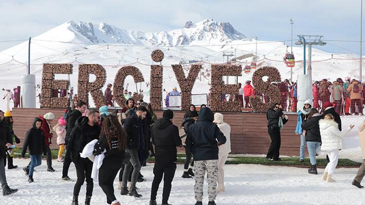 Erciyes Kayak Merkezi'nde hafta sonu yoğunluğu