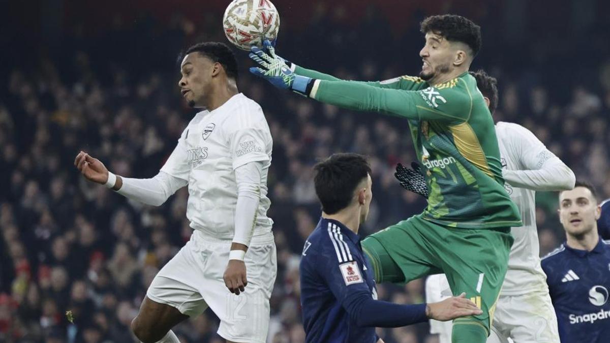 Altay Bayındır, Manchester United'ı ipten aldı