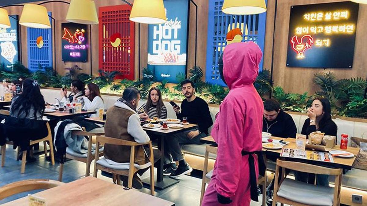 Ankara'da 'Squid Game' karakterleri Kore yemeklerini servis ediyor!