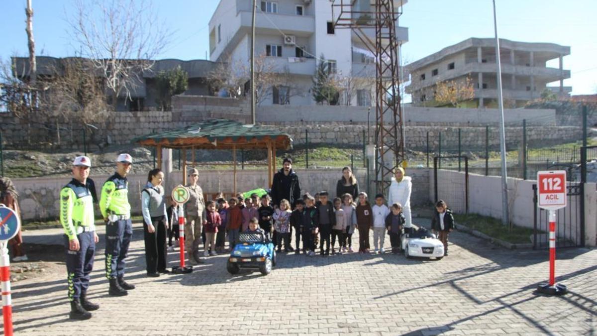 Şırnak'ta jandarma ekipleri anaokulunda öğrencilere trafik eğitimi verdi