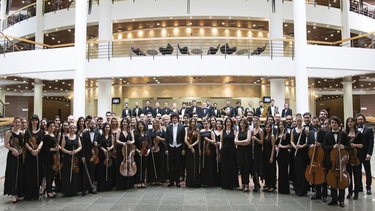 Şef Aziz Shokhakimov yönetimindeki Tekfen Filarmoni, İzmir, İstanbul ve Özbekistan’da