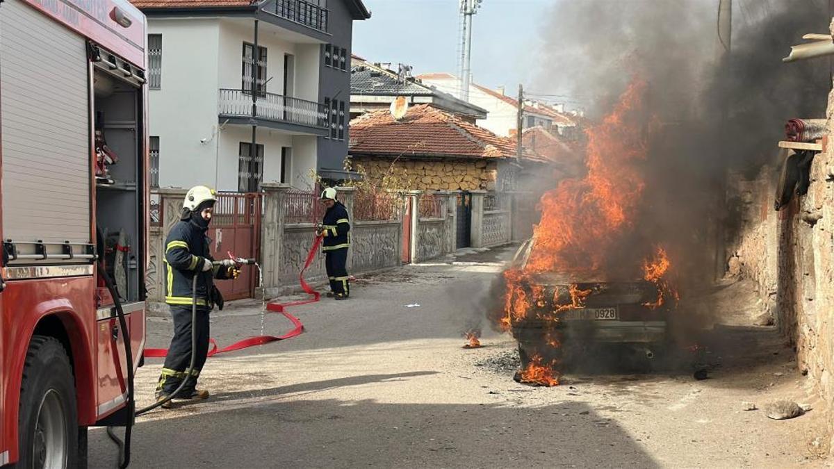 Aksaray'da park halindeki araç alev topuna döndü