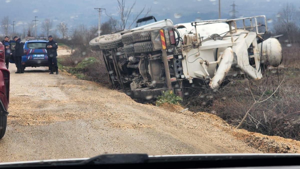 Devrilen beton mikserinin sürücüsü yaralandı