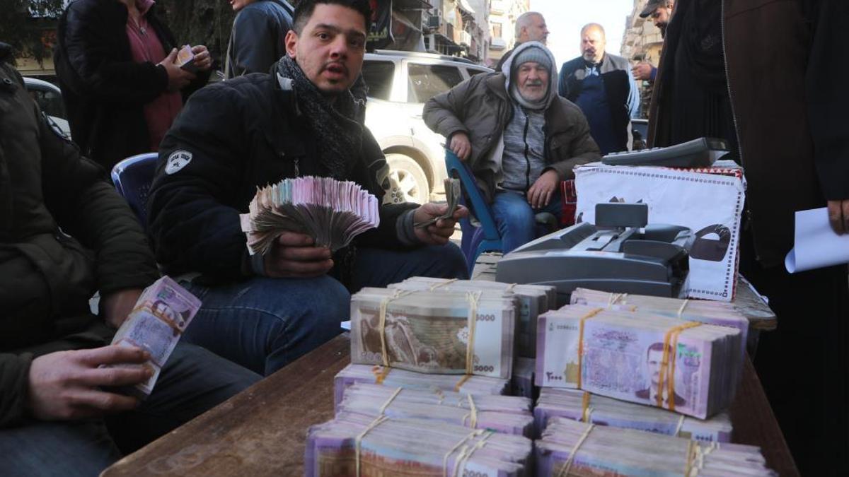 Suriye'de rejim devrildi, Şam sokaklarında her köşe başında kuruldu