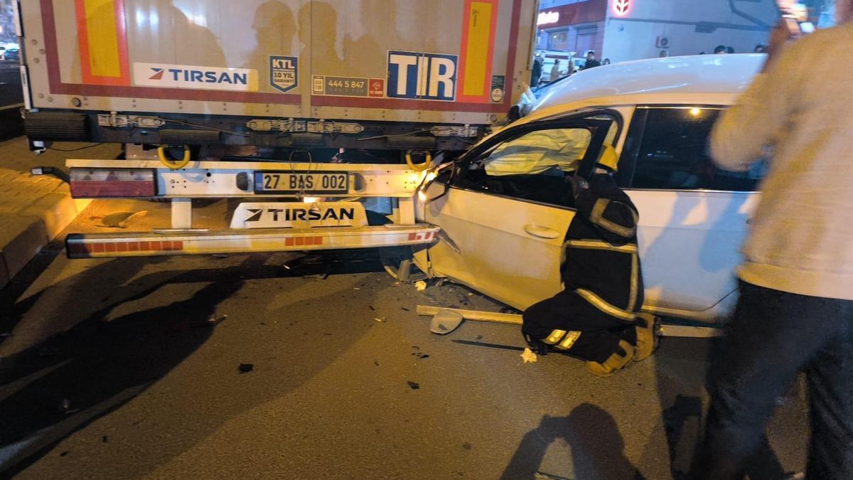 Mardin'de TIR'a arkadan çarpan otomobilin sürücüsü yaralandı