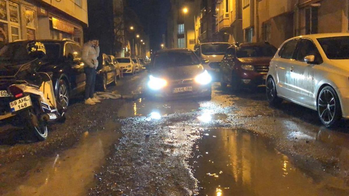 Tekirdağ'da yol çöktü araç mahsur kaldı