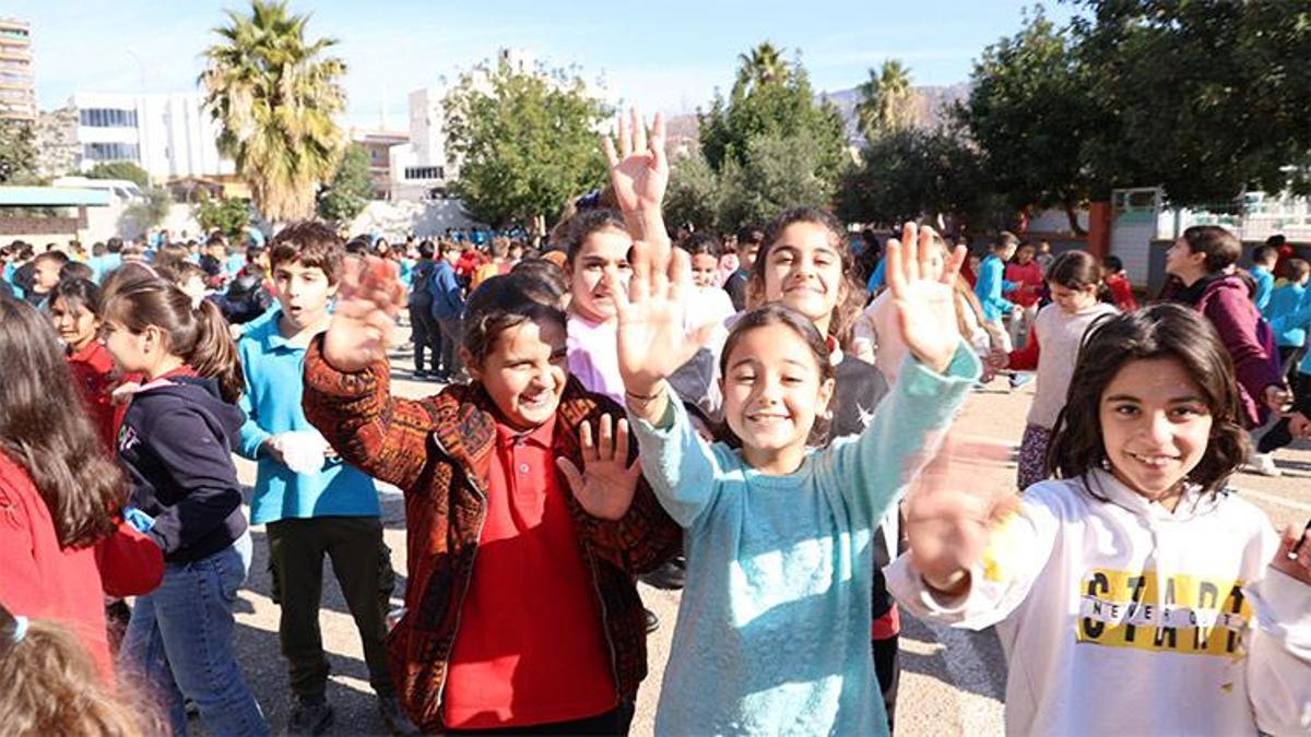 Okul bahçesinde renkli görüntüler! Öğrencilere Adana usulü eğlence