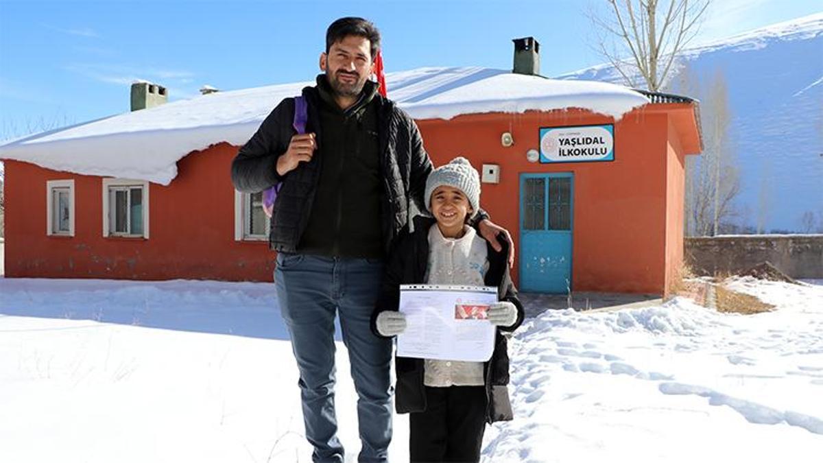 Mezradaki okulun tek öğrencisi Hasret, karne heyecanı yaşadı! 'Doktor olmak istiyorum'