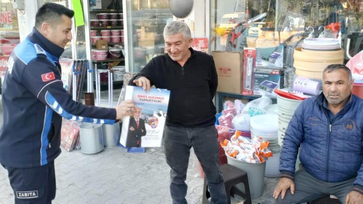 Yumurtalık Belediyesi, esnaf ve vatandaşlara eşantiyon ürünler dağıttı