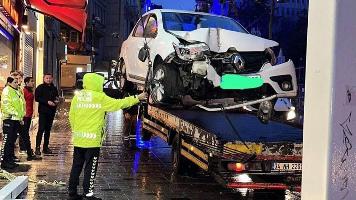 İstanbul'da İstiklal Caddesi'nde Direğe Çarpan Sürücü: İki Gün Boyunca Uykusuz Araç Kullandım