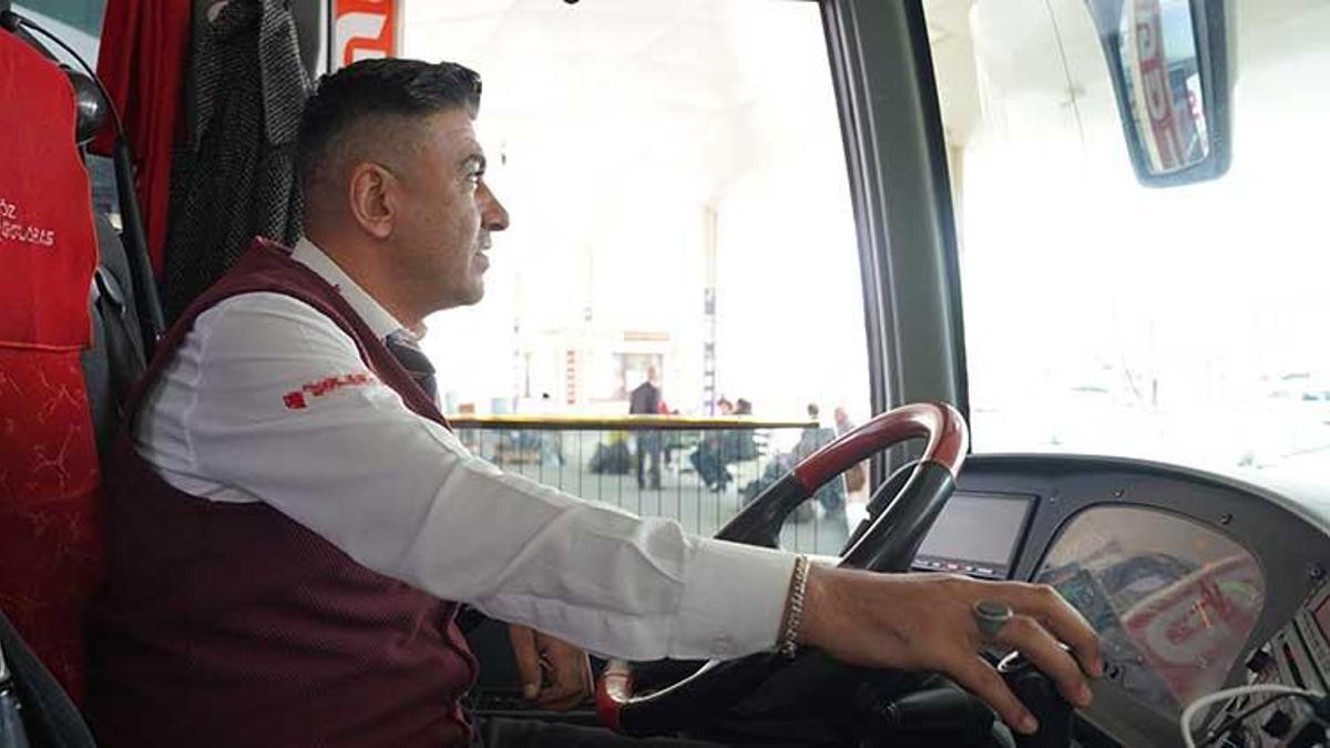 Adıyaman'da otobüs firması yolcularına çiğ köfte yoğurup ikram etti