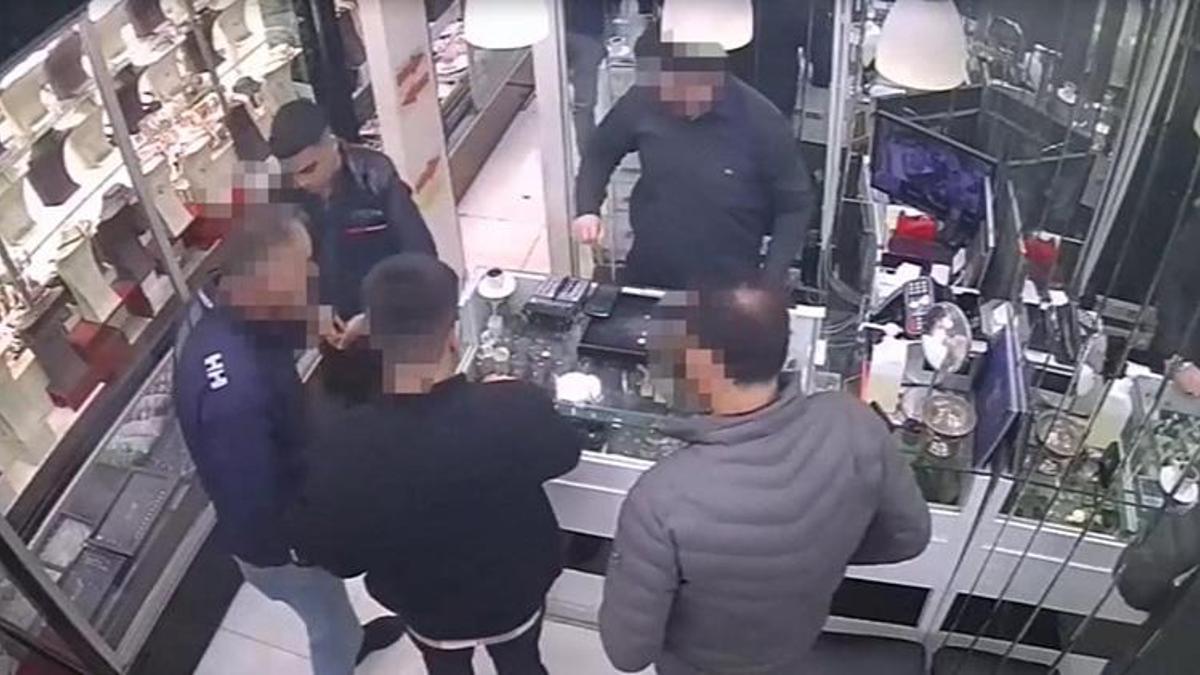 Kazıda define bulduk' deyip sahte altınları kuyumculara sattılar! Paralarla lüks otomobil almışlar