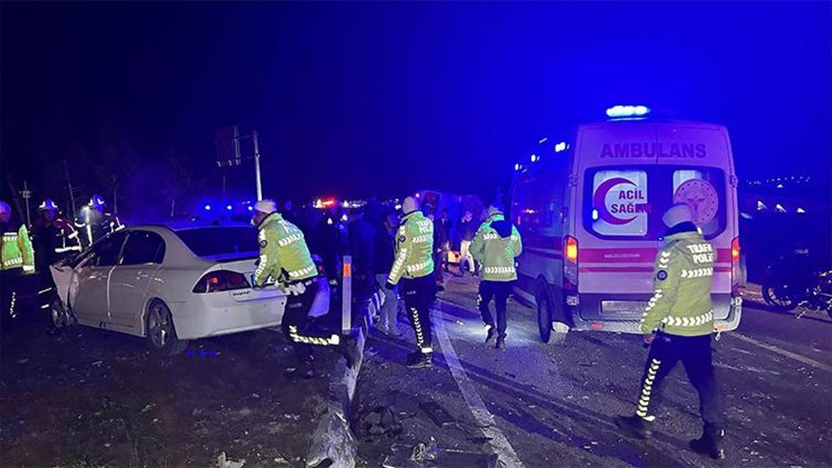 Uşak'ta otomobil ile işçi servisi çarpıştı! Çok sayıda yaralı var