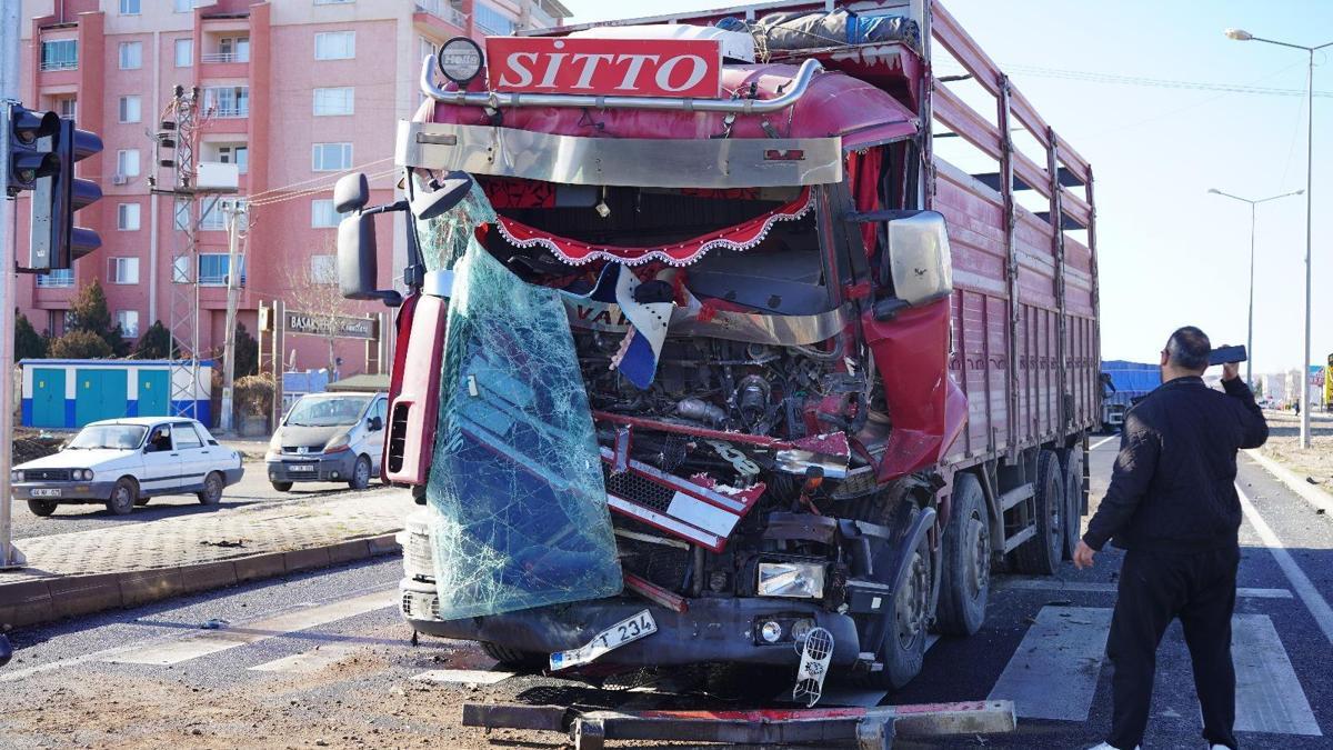Diyarbakır'da zincirleme kaza; 2'si çocuk 3 yaralı