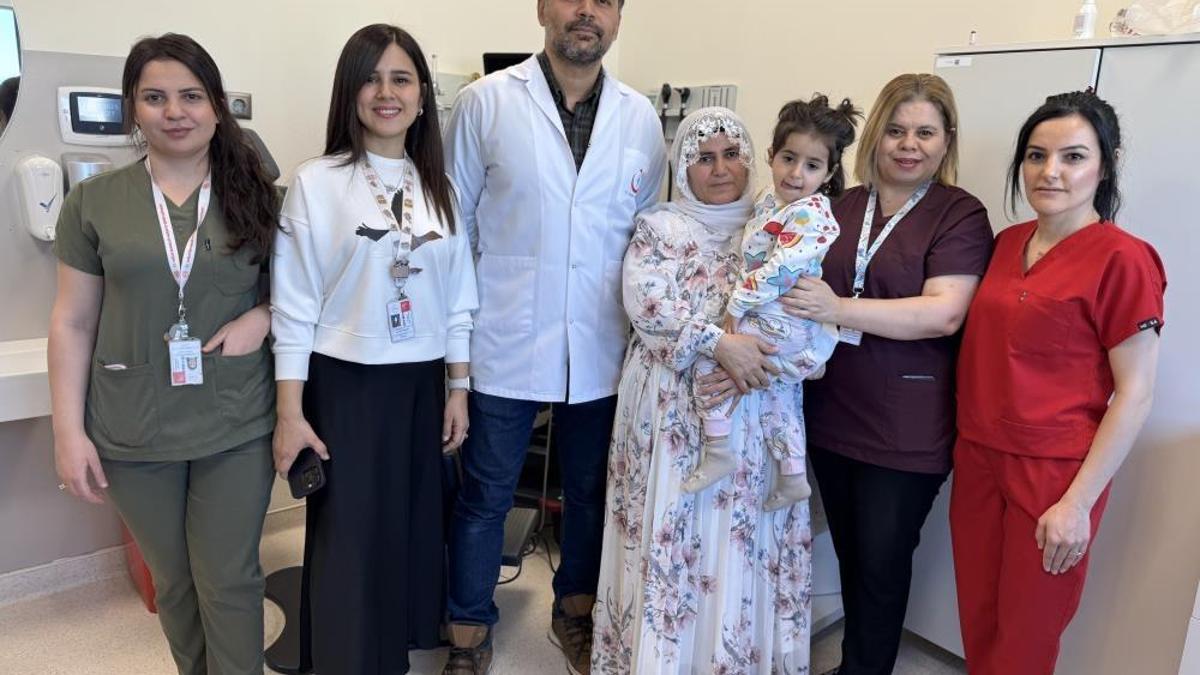 Gaziantep'te doğuştan işitme kaybı olan minik Yüsra, beyin sapı implantı ilk kez duydu