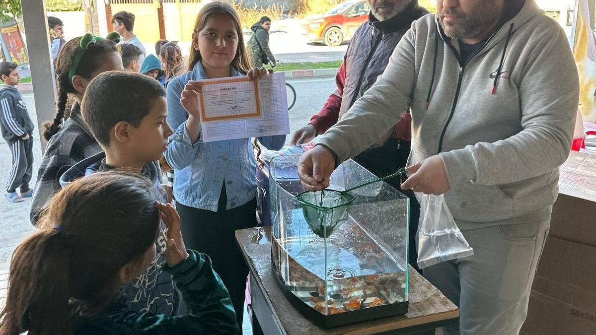 Karnesini getirene akvaryum balığı hediye etti