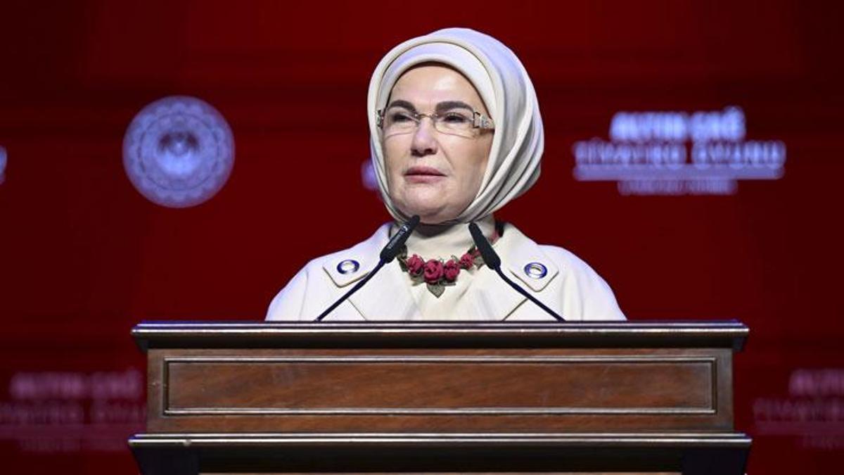 Emine Erdoğan'dan, devlet himayesindeki çocukların rol aldığı "Altın Çağ" oyununa ilişkin paylaşım