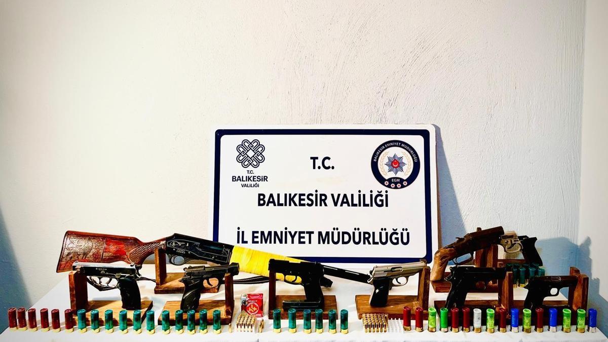 Gönen'de ruhsatsız 9 silah ele geçirildi