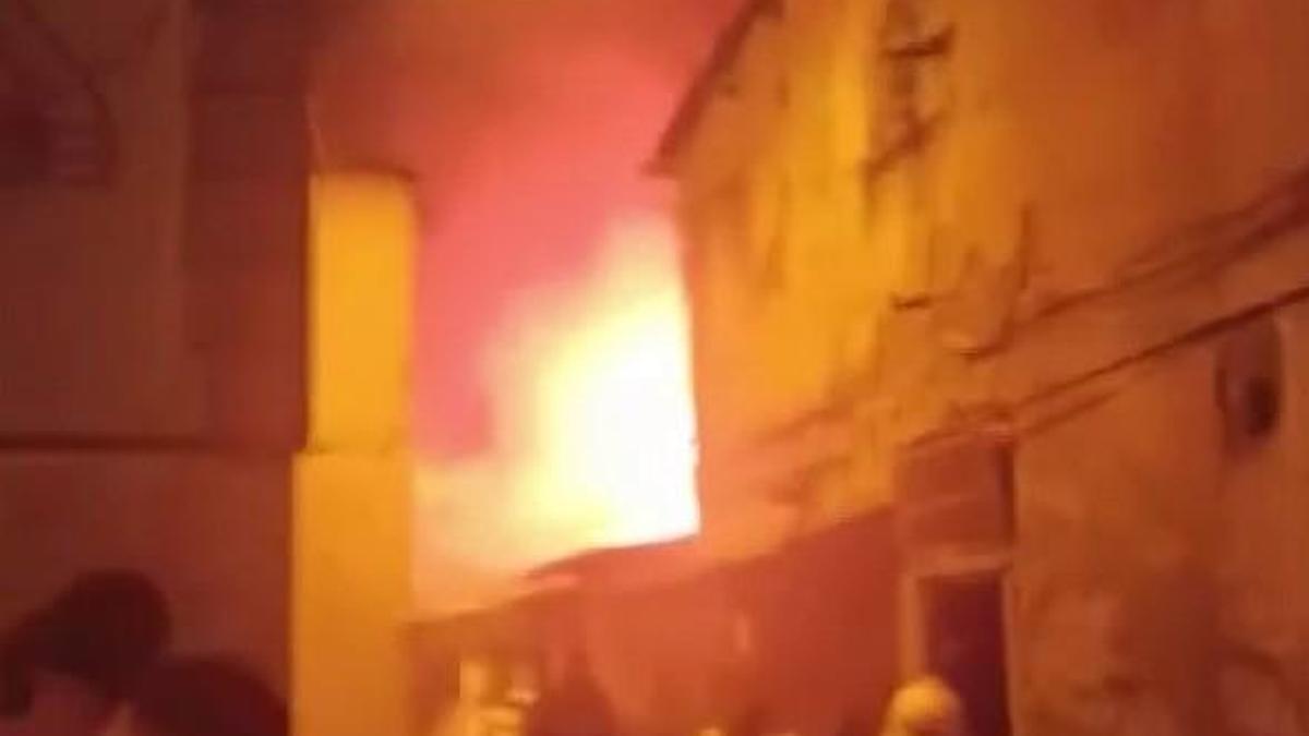 Beyoğlu'nda, gecekondu alev alev yandı