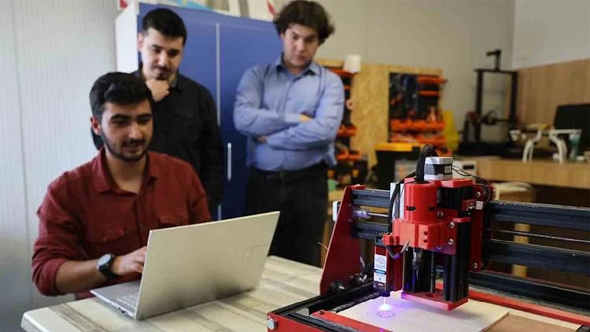 Adana'da üniversite öğrencilerinden dışa bağımlılığı azaltacak hamle! Yerli CNC makinesi ürettiler