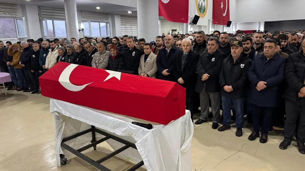 Yeni doğan bebeğine anne sütü götürürken kazada ölen polis toprağa verildi