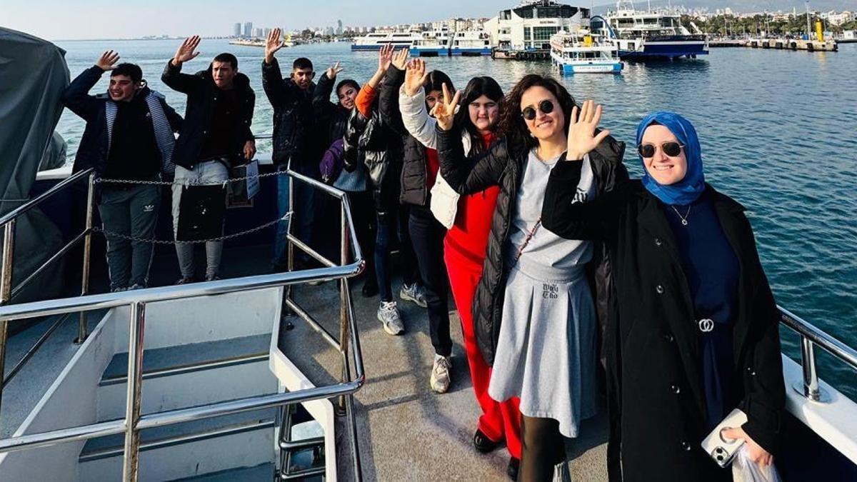 Manisalı lise öğrencileri İzmir'i gezme fırsatı yakaladı