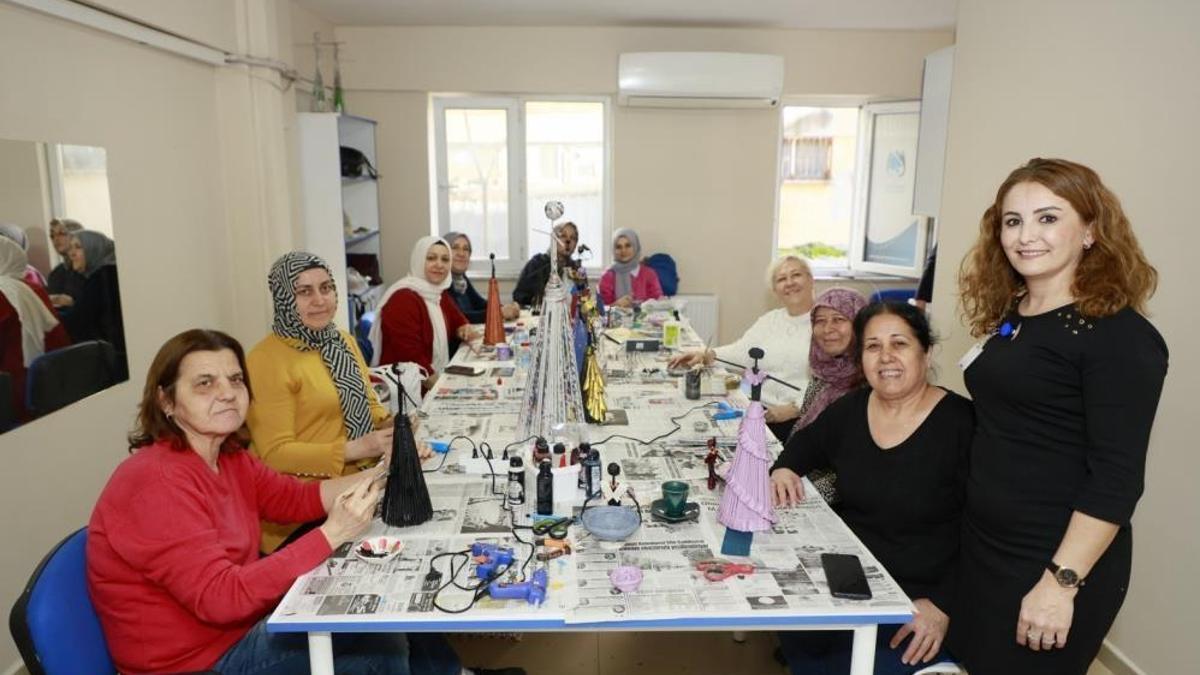 Manisa'da kadınlar atıkları sanat eserine dönüştürüyor