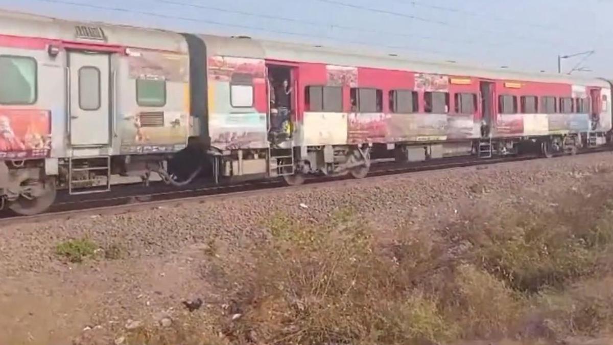 Hindistan'da tren kazasında 12 kişi hayatını kaybetti