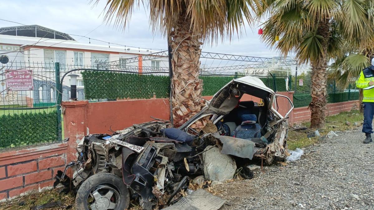 Hurdaya dönen otomobilin sürücüsü hafif yaralandı