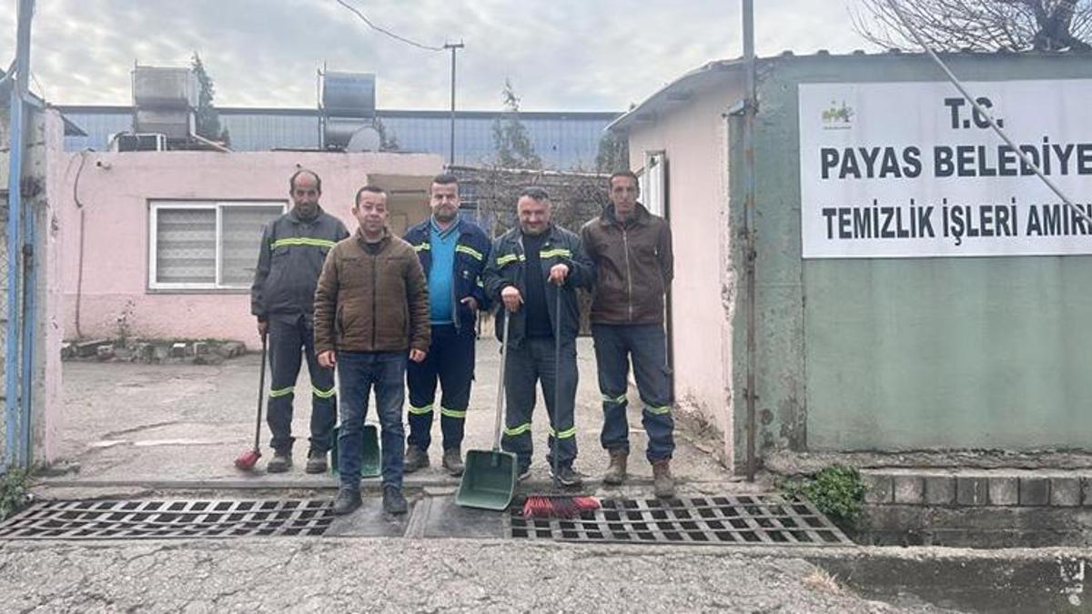 Hataylı temizlik görevlileri de sosyal medyanın fenomen şarkısıyla halay çekti