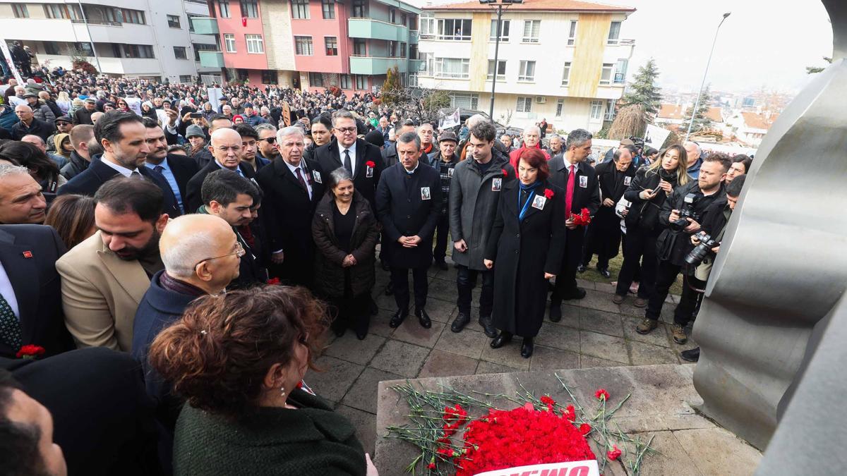 Gazeteci Yazar Uğur Mumcu bombalı saldırıya uğradığı evinin önünde anıldı