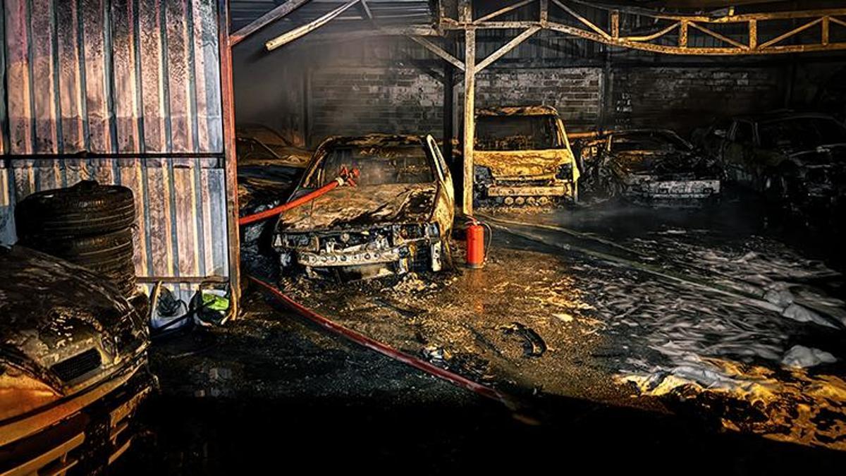Bursa'da bir oto galerisinde çıkan yangında 13 araç hasar gördü