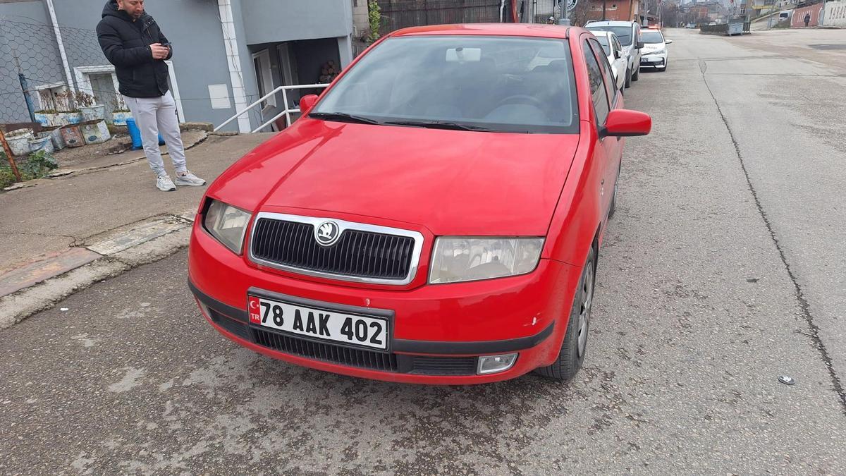 Otomobilin çarptığı çocuk yaralandı; o anlar kamerada