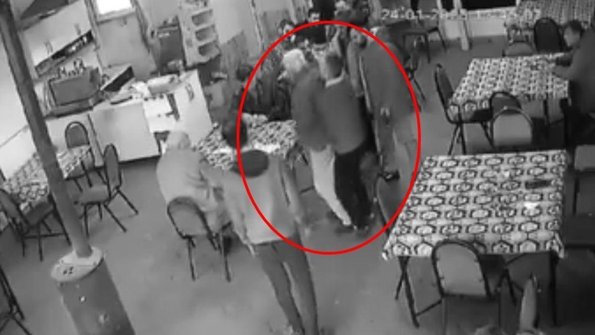 Kahvehanede boğazına cisim kaçan kişiyi ‘Heimlich manevrası' ile kurtardı