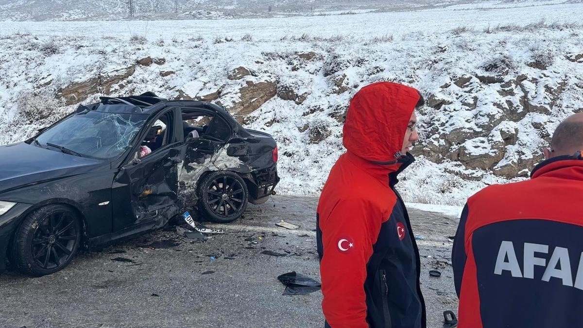 Sivas’ta hafif ticari araç ile otomobil çarpıştı: 5 yaralı