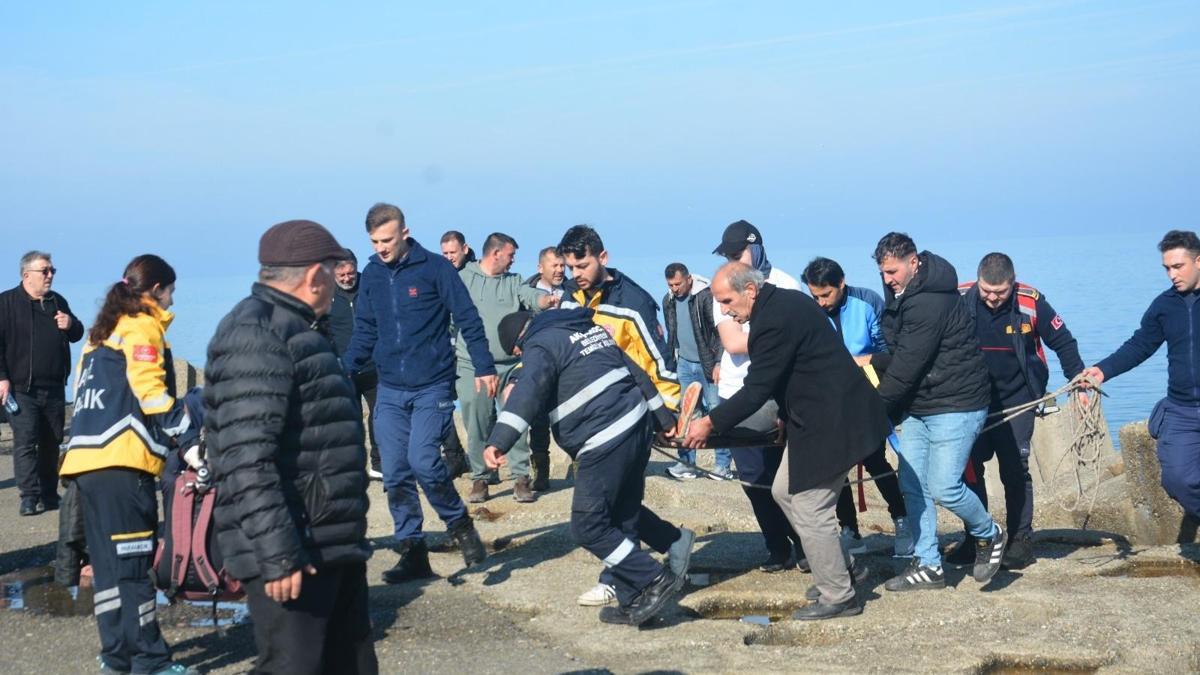Balık tutarken kayalıklara düşüp yaralandı