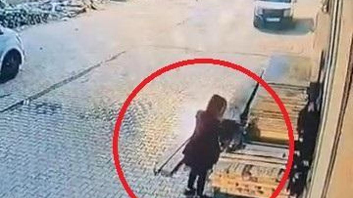 Biri silahlı 3 şüphelinin, araç ve iş yerinden hırsızlık yaptığı anlar kamerada