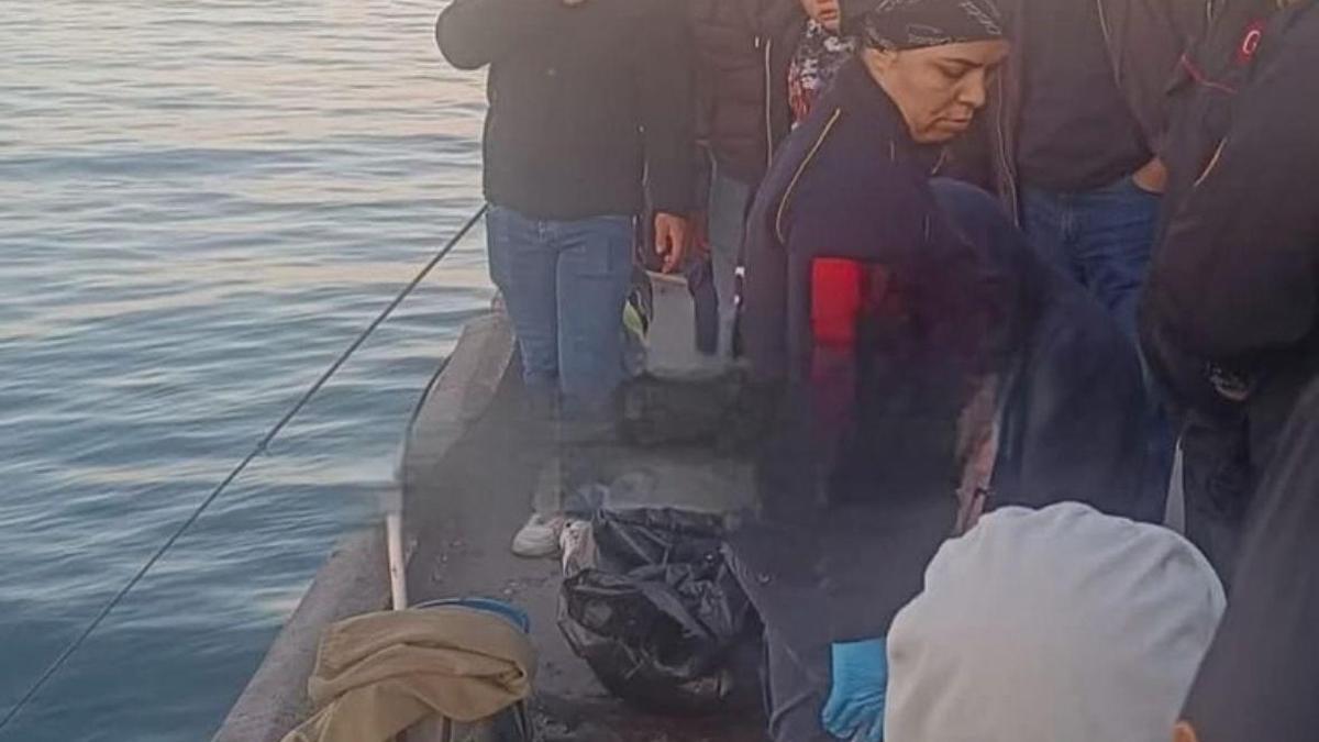 Balık tutarken denize düşen amatör balıkçıyı, arkadaşları kurtardı