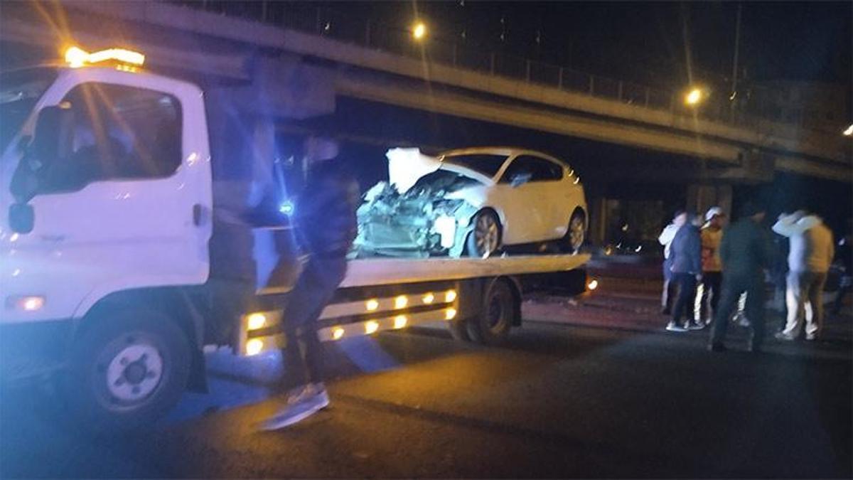 Ümraniye'de otomobil yolcu otobüsüne çarptı! Yaralılar var