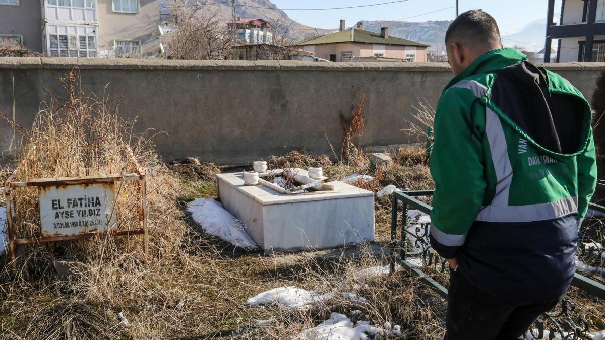 Mezarlıkta 30’dan fazla mezarın taşları tahrip edildi