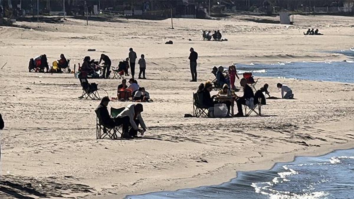 Burası ne Antalya ne de Bodrum! Termometreler 19 dereceyi gösterdi, vatandaşlar plaja akın etti