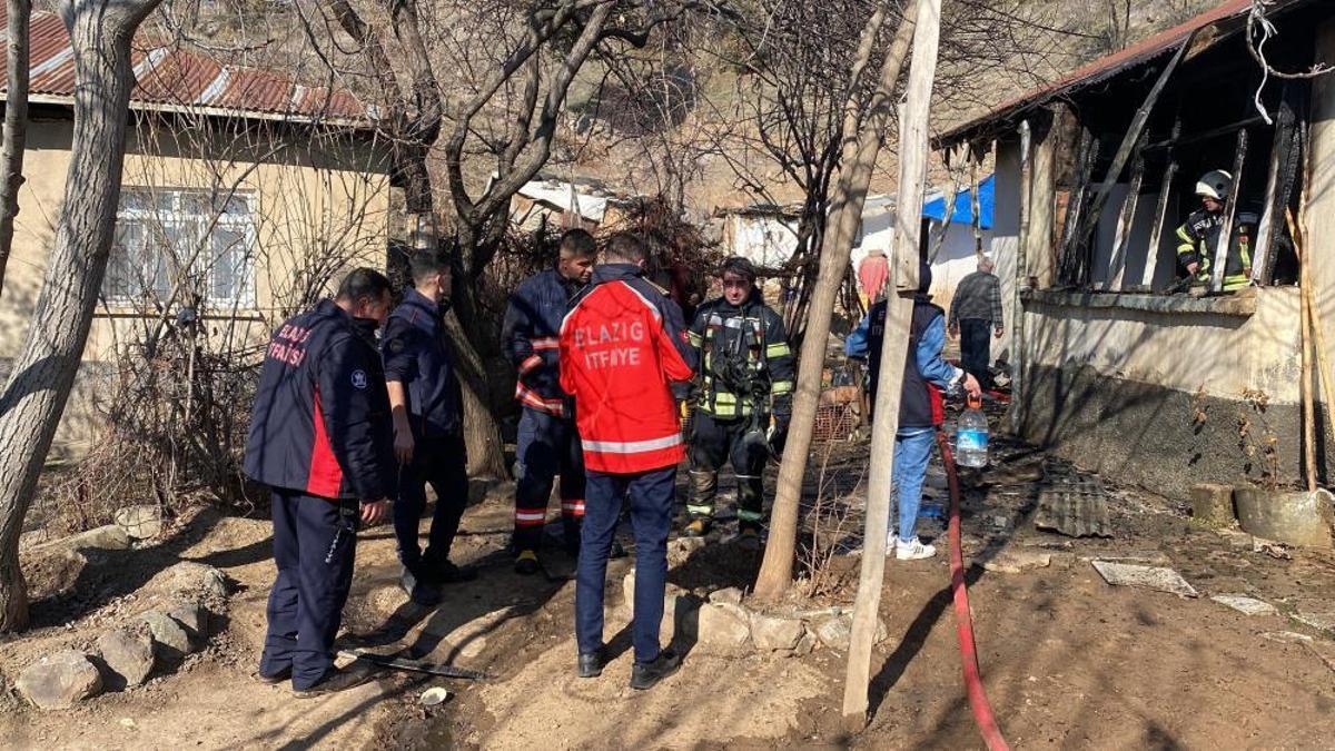 Elazığ'da devrilen soba yangına sebep oldu