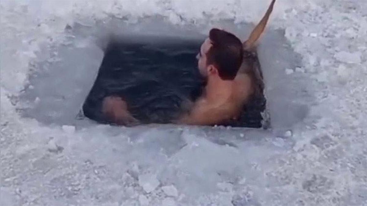 Görüntüler dondurdu! Çıldır Gölü’nde eksi 20 derece soğukta buz gibi suya girdi