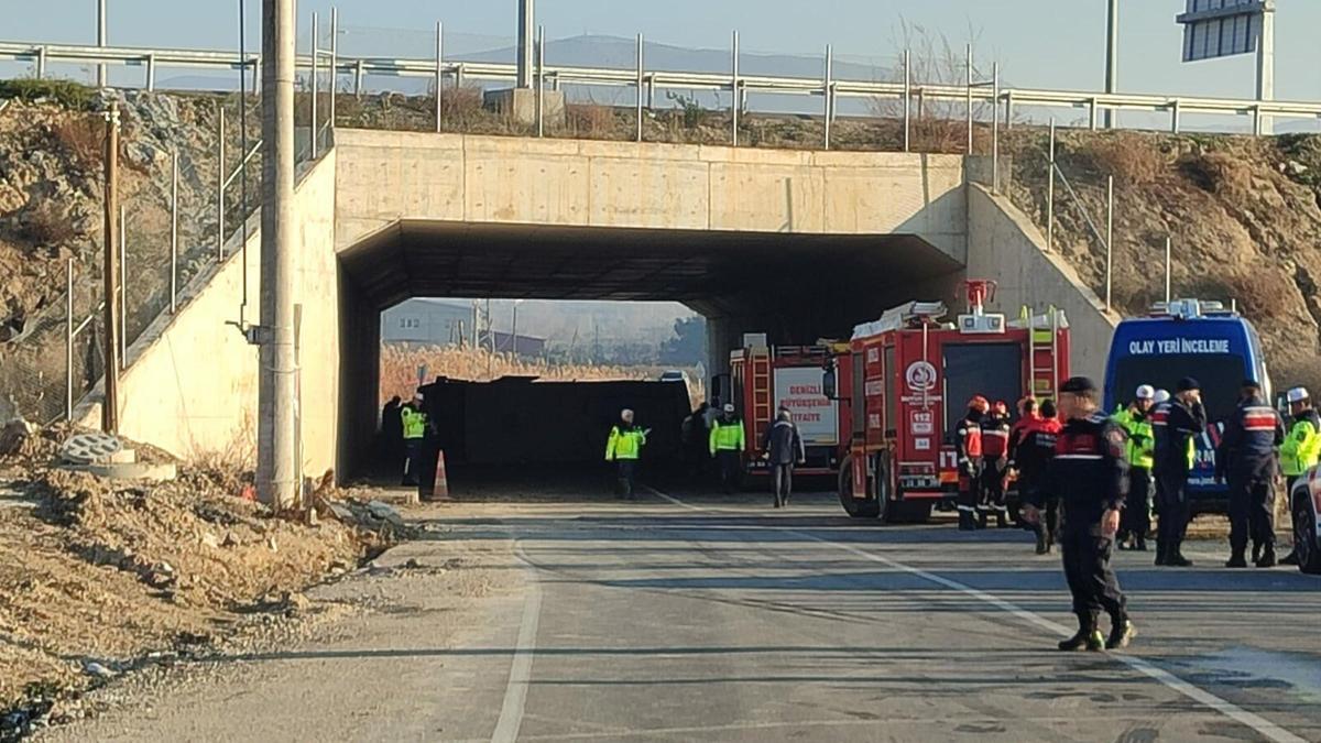 Denizli'de işçi taşıyan midibüs devrildi: 4 ölü