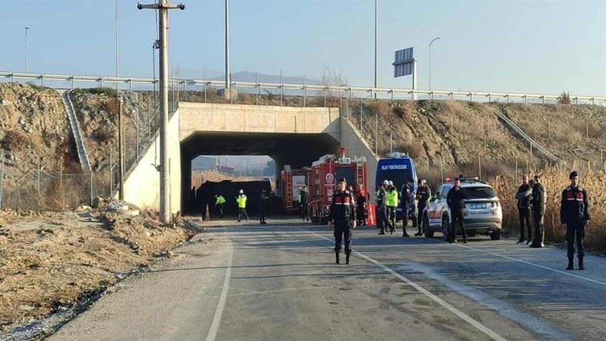 Denizli'de işçileri taşıyan midibüs devrildi!