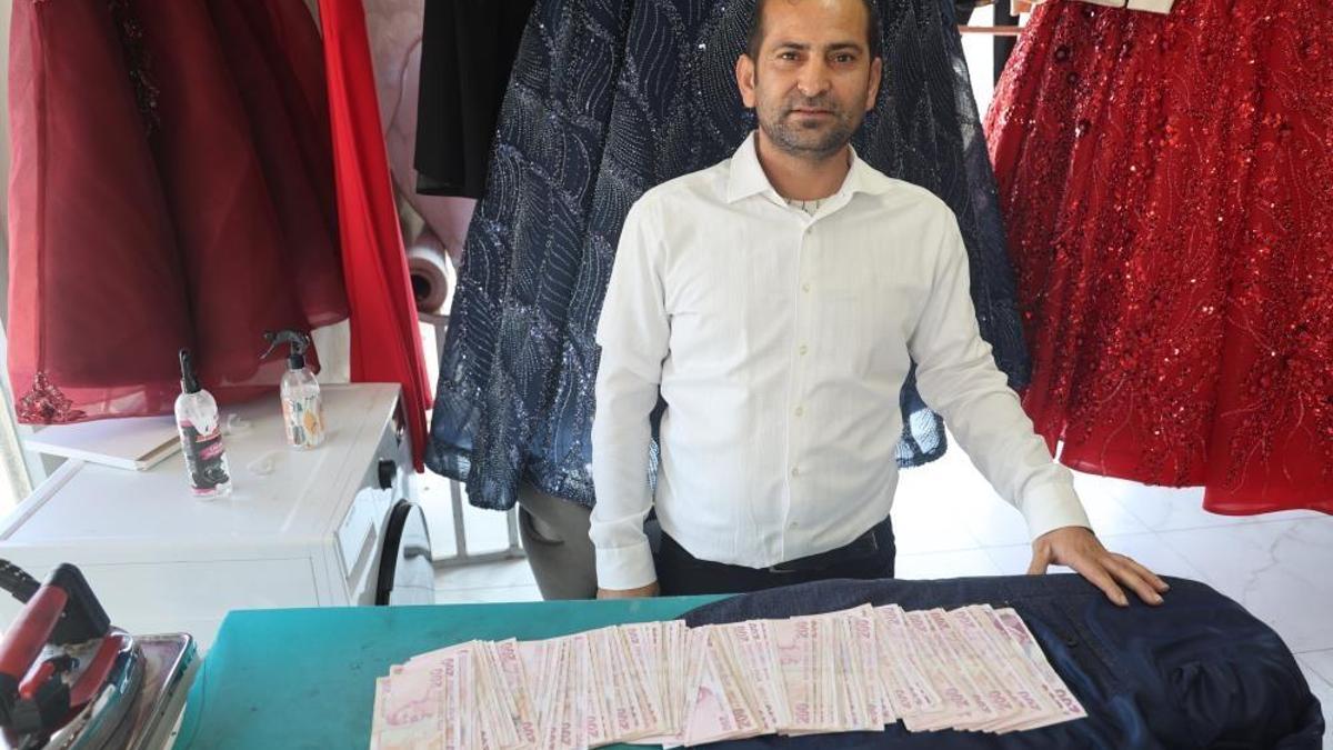 Kuru temizlemeye gelen ceketin cebinden desteyle para buldu! 'Dokunamam