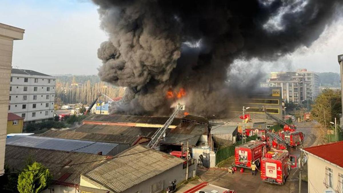 İstanbul'da lastik fabrikasında yangın