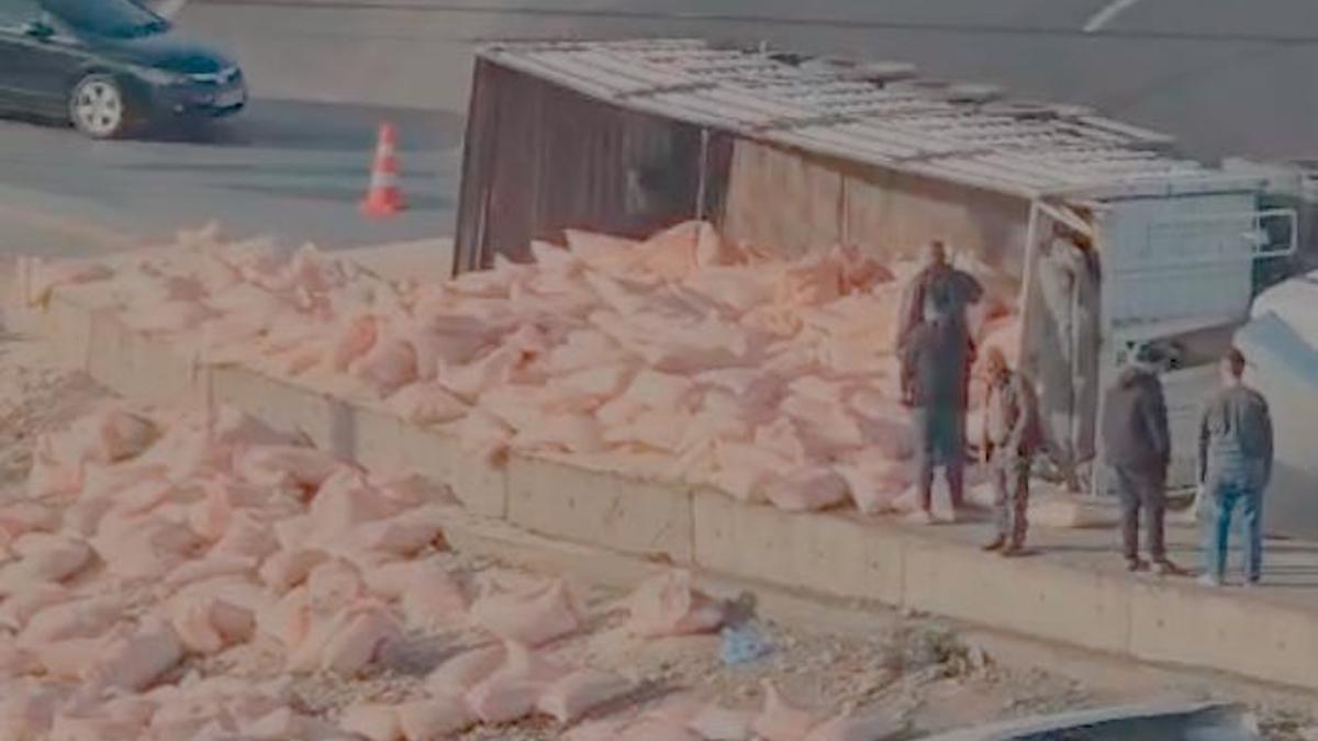 Diyarbakır'da Gübre Yüklü TIR Devrildi: Sürücü Yaralandı