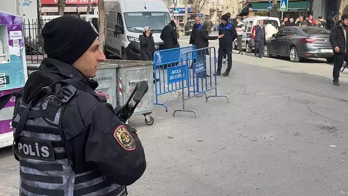 Kapatılan 50 yıllık semt pazarında bariyerli önlem